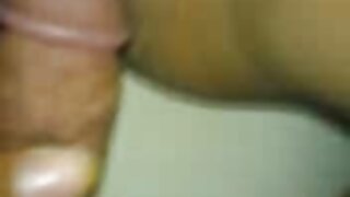 Փոքրիկ կրծքերով կեղտոտ շիկահեր Լիա Լորը մեծ կեղծ աքլոր է վարում